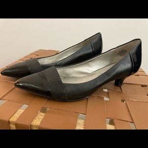 Used 8w Anne Klein iflex leather black kitten heel pointed toes